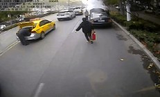 滕州街头轿车起火，市民合力施救！