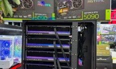 高玩 DIY 四路 RTX 5090 主机：机箱被显卡占满，总功耗超 2400W