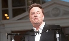 马斯克胜诉重获560亿美元薪酬方案，现值约1500亿美元