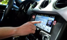研究证实：开车操作车载触屏隐患大，车道偏离幅度增加超40%