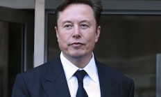 8780亿美元薪酬附带硬核KPI！马斯克要带特斯拉卖100万台机器人