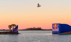 40+台iPhone 17 Pro Max全程4K记录，围观红牛车手水上飞车